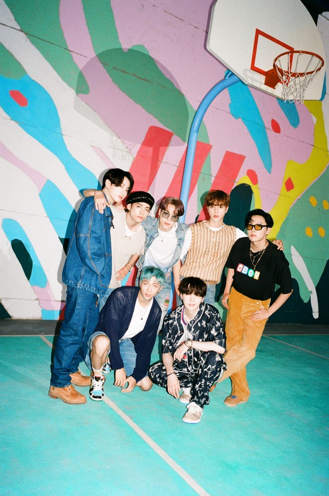 BTS thương túi tiền của ARMY nên mặc khá nhiều đồ "bình dân" trong ảnh single mới? ảnh 1