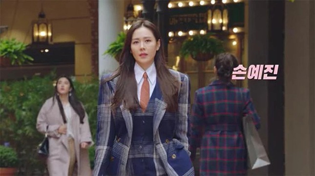 Đụng hàng Jennie, Lisa, Irene, YoonA, “chị đẹp” Son Ye Jin được khen hay bị chê nhiều hơn? ảnh 9