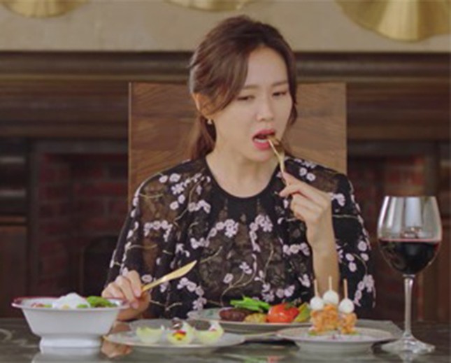 Đụng hàng Jennie, Lisa, Irene, YoonA, “chị đẹp” Son Ye Jin được khen hay bị chê nhiều hơn? ảnh 11