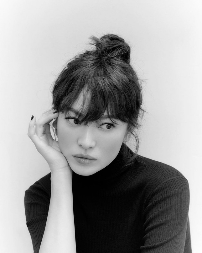Song Hye Kyo tung ảnh quảng cáo mới xinh sắc sảo, lọt Top 10 sao Hàn giàu nhất năm 2020 ảnh 1