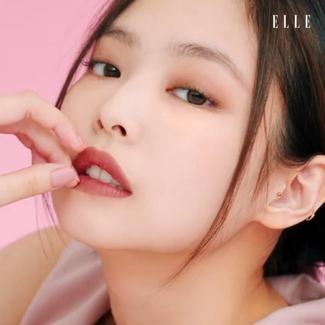Dự đoán các màu son hot trong mùa Thu 2020 với bộ ảnh mới của Jennie (BLACKPINK) trên ELLE ảnh 8