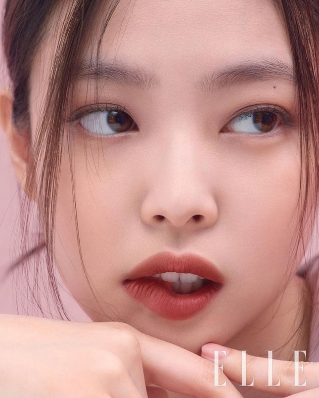 Dự đoán các màu son hot trong mùa Thu 2020 với bộ ảnh mới của Jennie (BLACKPINK) trên ELLE ảnh 9