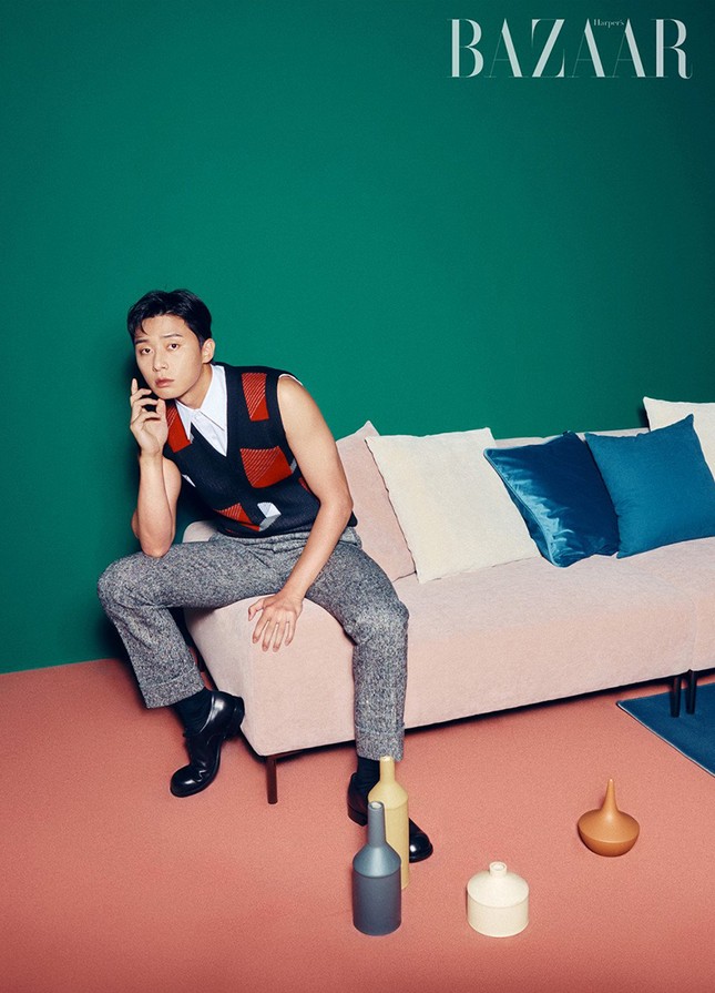 Ngắm loạt trang phục với màu sắc gây sốc của Park Seo Joon trên Harper's Bazaar Hàn ảnh 4