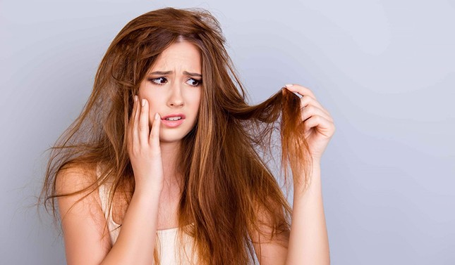 Lý do bạn không nên “chữa cháy” tóc bết bằng dầu gội khô, có cách tốt hơn nhiều ảnh 2