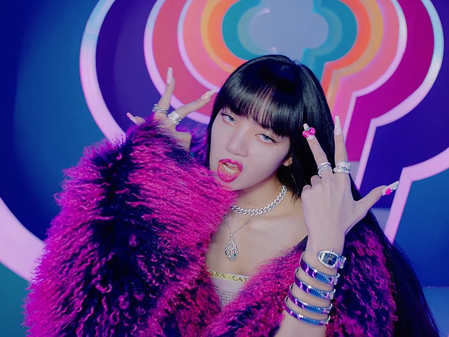 Ngoài vòng cổ tiền tỉ, Lisa BLACKPINK đeo cả trang sức 1,5 triệu đồng trong "Ice Cream" ảnh 4