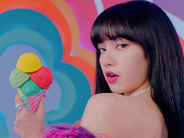 Ngoài vòng cổ tiền tỉ, Lisa BLACKPINK đeo cả trang sức 1,5 triệu đồng trong "Ice Cream" ảnh 5