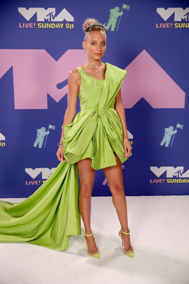 Dàn sao làm lố trên thảm đỏ VMAs 2020: Lady Gaga đội bể cá, The Weeknd bị đánh? ảnh 4