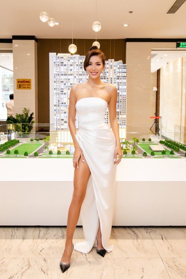 Minh Tú - Tiểu Vy mặc đồ đối lập phong cách, khoe nhan sắc xinh tươi cá tính ảnh 2