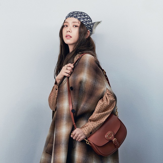 Vì sao Jisoo BLACKPINK chụp loạt ảnh cho BST mới của Dior chỉ dùng duy nhất một mẫu túi? ảnh 5