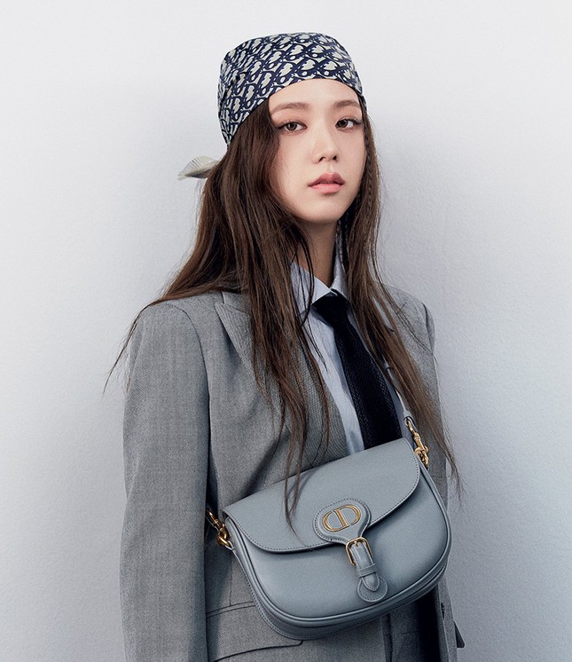 Vì sao Jisoo BLACKPINK chụp loạt ảnh cho BST mới của Dior chỉ dùng duy nhất một mẫu túi? ảnh 6