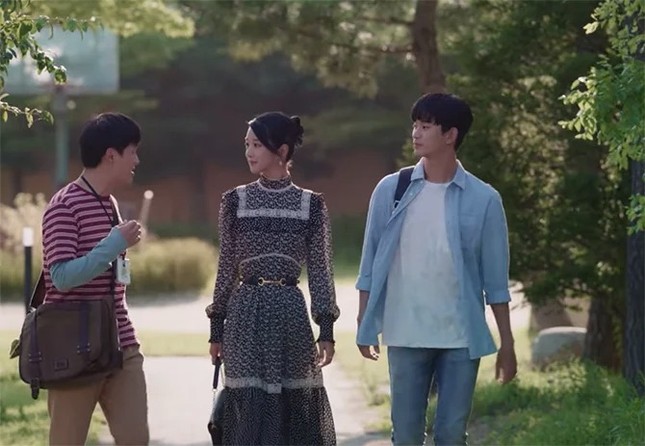 “Đụng hàng” bộ váy 100 triệu đồng với Seo Ye Ji, Joy (Red Velvet) bị chê trông xuề xòa hơn ảnh 3