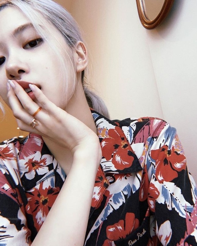 Tưởng Rosé BLACKPINK và JB GOT7 “đụng hàng” nhưng hóa ra đều là trang phục có 1-0-2 ảnh 2