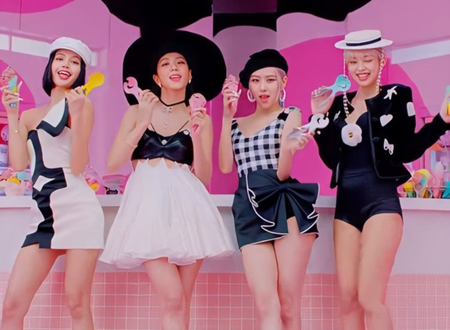 Mix đồ bơi vào trang phục diễn, stylist có đang “làm khó” cho các cô gái BLACKPINK? ảnh 4