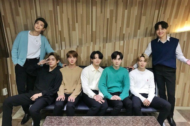 Liên tục làm việc này, quay phim đài KBS bị nghi ngờ là “fanboy chính hiệu” của Jimin BTS ảnh 4