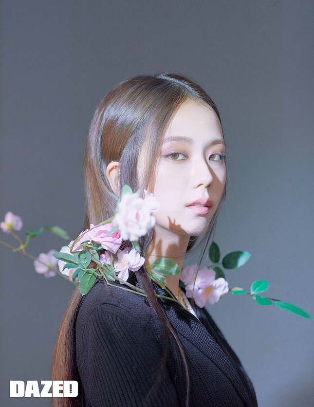 Jisoo BLACKPINK xinh như “tiên nữ” trên DAZED nhưng fan lại lo lắng vì điểm bất thường này ảnh 6