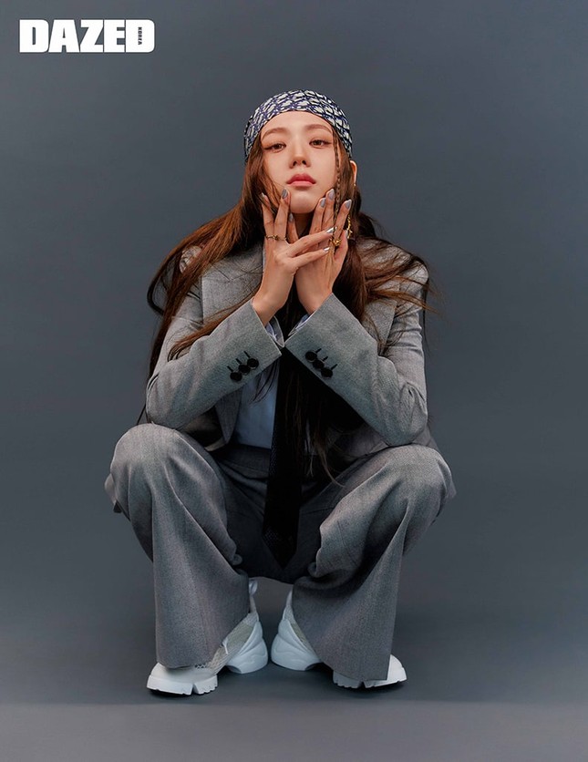 Jisoo BLACKPINK xinh như “tiên nữ” trên DAZED nhưng fan lại lo lắng vì điểm bất thường này ảnh 5