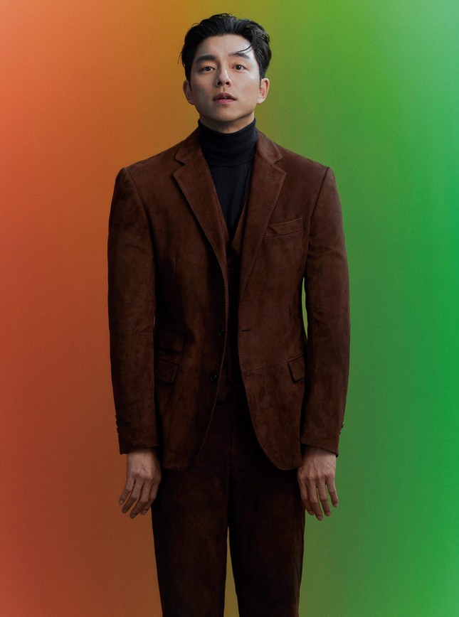 Diện suit lịch lãm mà “ông chú cực phẩm” Gong Yoo lại khiến fan liên tưởng đến danh hài ảnh 6