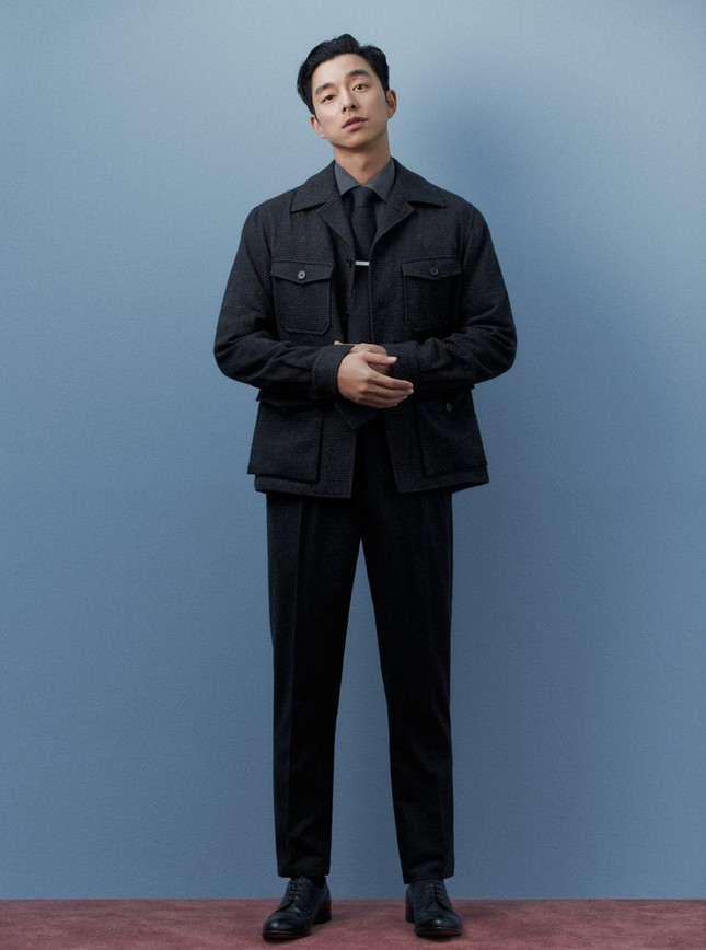 Diện suit lịch lãm mà “ông chú cực phẩm” Gong Yoo lại khiến fan liên tưởng đến danh hài ảnh 9