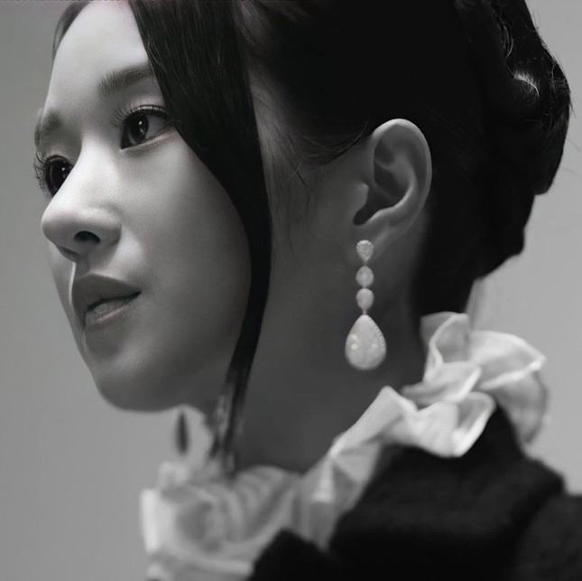 Seo Ye Ji xuất hiện đầy quyền lực trong loạt ảnh quảng cáo cuốn sách đang gây sốt tại Hàn ảnh 5