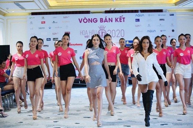 Tiểu Vy trang điểm tự nhiên, khoe trình catwalk cực đỉnh cùng Top 60 Hoa Hậu Việt Nam 2020 ảnh 4