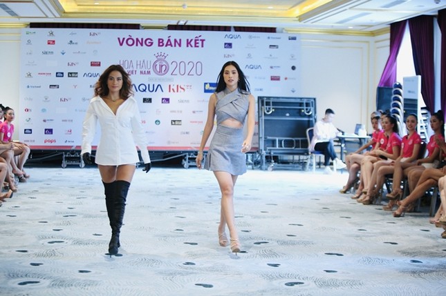 Tiểu Vy trang điểm tự nhiên, khoe trình catwalk cực đỉnh cùng Top 60 Hoa Hậu Việt Nam 2020 ảnh 2