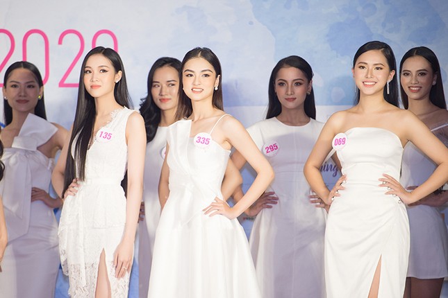 Top 60 Hoa Hậu Việt Nam 2020 diện váy trắng rạng rỡ, sẵn sàng cho vòng Bán kết tối nay ảnh 4