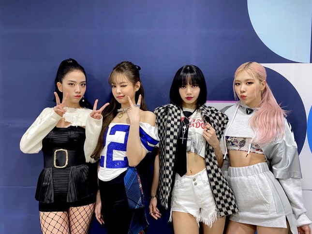 Stylist BLACKPINK bị chê cẩu thả vì cho Jisoo mặc phần áo quá “tả tơi” lên sân khấu ảnh 1