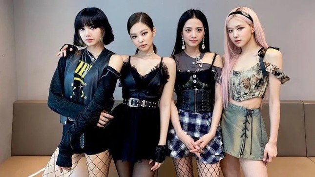 Stylist BLACKPINK bị chê cẩu thả vì cho Jisoo mặc phần áo quá “tả tơi” lên sân khấu ảnh 4