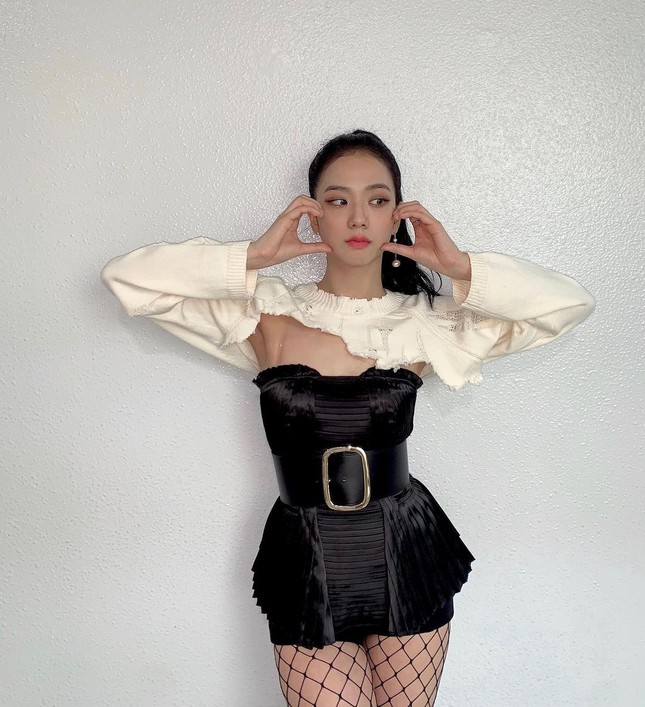 Stylist BLACKPINK bị chê cẩu thả vì cho Jisoo mặc phần áo quá “tả tơi” lên sân khấu ảnh 2