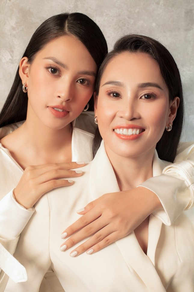 Bộ ảnh chứng minh nhan sắc đỉnh cao của Hoa hậu Tiểu Vy là được thừa hưởng từ mẹ ảnh 4