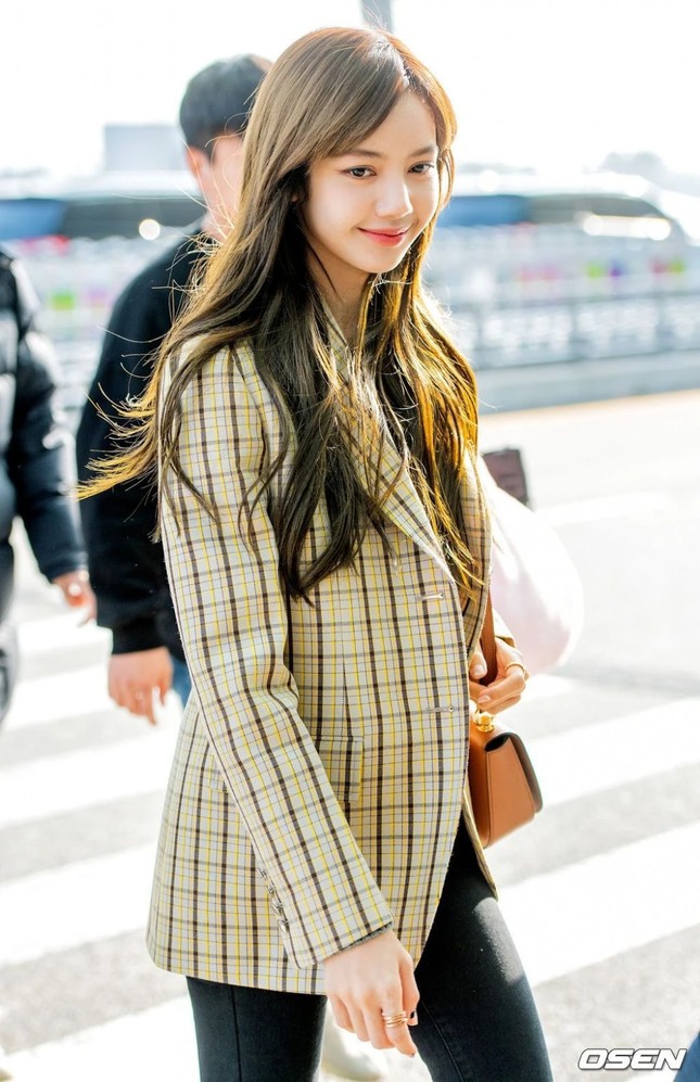 Cứ ngỡ Lisa BLACKPINK để tóc mái che nhược điểm, hóa ra rẽ tóc khoe trán còn xinh yêu hơn ảnh 1