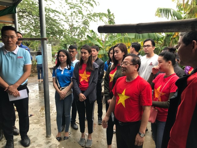 Hoa hậu Tiểu Vy, Mỹ Linh thăm hỏi và trao tiền ủng hộ tận tay đồng bào miền Trung ảnh 1