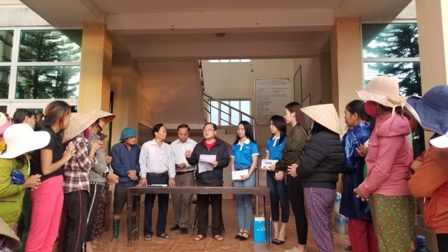 Hoa hậu Tiểu Vy, Mỹ Linh thăm hỏi và trao tiền ủng hộ tận tay đồng bào miền Trung ảnh 3