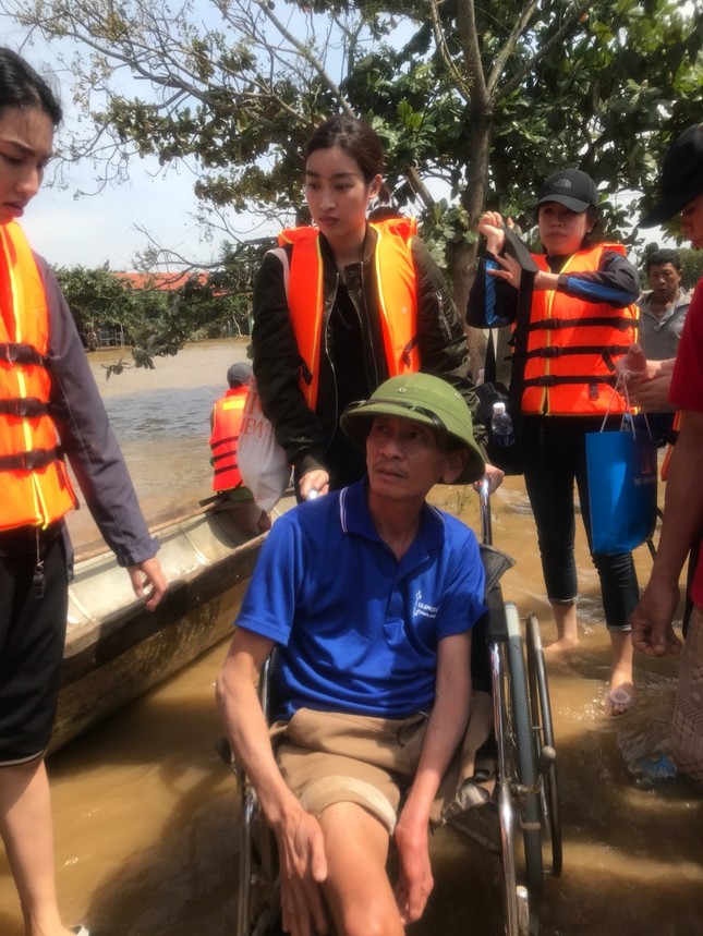 Hoa hậu Đỗ Mỹ Linh lội nước lũ tới nhiều hộ dân ở Lệ Thủy, Quảng Bình để tiếp tục cứu trợ ảnh 2