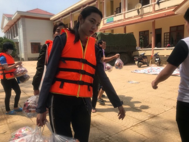 Hoa hậu Đỗ Mỹ Linh lội nước lũ tới nhiều hộ dân ở Lệ Thủy, Quảng Bình để tiếp tục cứu trợ ảnh 3
