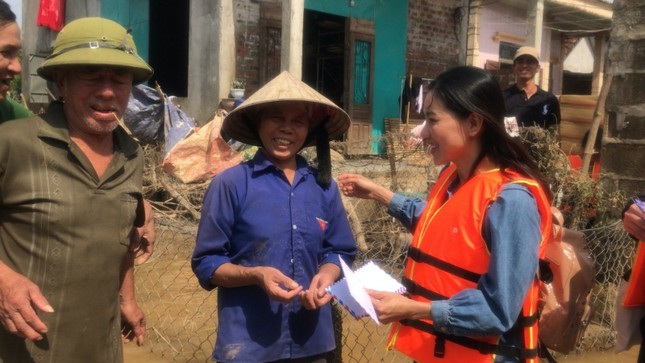 Hoa hậu Đỗ Mỹ Linh lội nước lũ tới nhiều hộ dân ở Lệ Thủy, Quảng Bình để tiếp tục cứu trợ ảnh 5