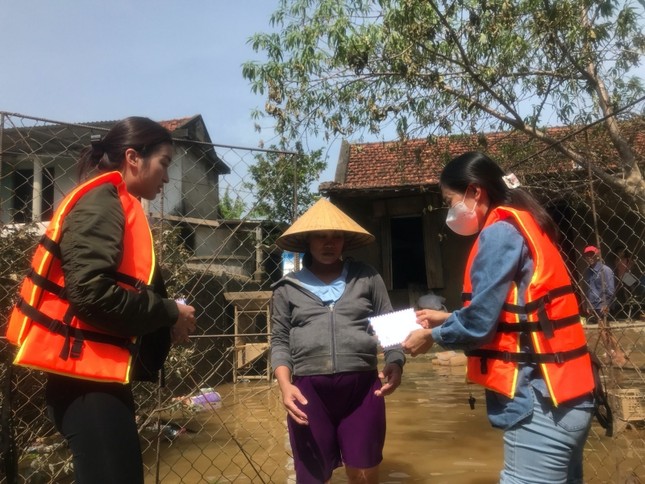 Hoa hậu Đỗ Mỹ Linh lội nước lũ tới nhiều hộ dân ở Lệ Thủy, Quảng Bình để tiếp tục cứu trợ ảnh 4