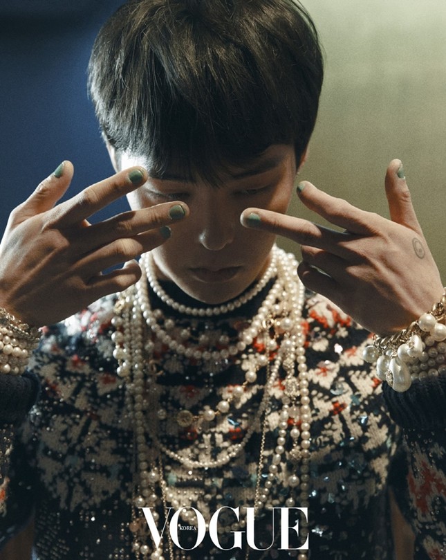 Chỉ có thể là G-DRAGON, chụp ảnh thời trang phía sau lưng vẫn được khen nức nở ảnh 2