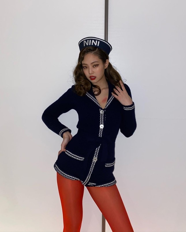Pha đụng hàng cực hot của Jennie BLACKPINK với Selena Gomez: Ảnh điện thoại vs ảnh tạp chí ảnh 1