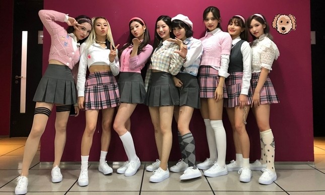 Cũng cắt bỏ nửa chiếc áo blazer giá 75 triệu nhưng stylist của TWICE bị chê mix đồ xấu ảnh 1
