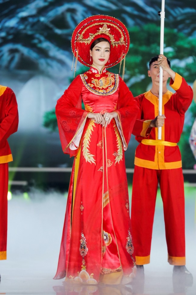 Nhan sắc 5 cựu Hoa hậu xinh đẹp tài năng của Hoa Hậu Việt Nam trong màn trình diễn áo dài ảnh 6