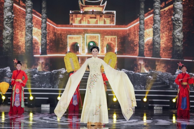 Nhan sắc 5 cựu Hoa hậu xinh đẹp tài năng của Hoa Hậu Việt Nam trong màn trình diễn áo dài ảnh 1