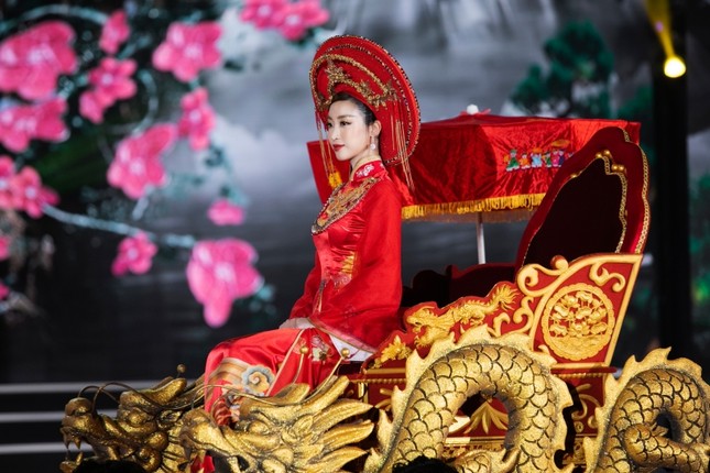 Hoa hậu Mỹ Linh ăn chay để hóa thân thành Thánh Mẫu trong màn trình diễn áo dài ảnh 3