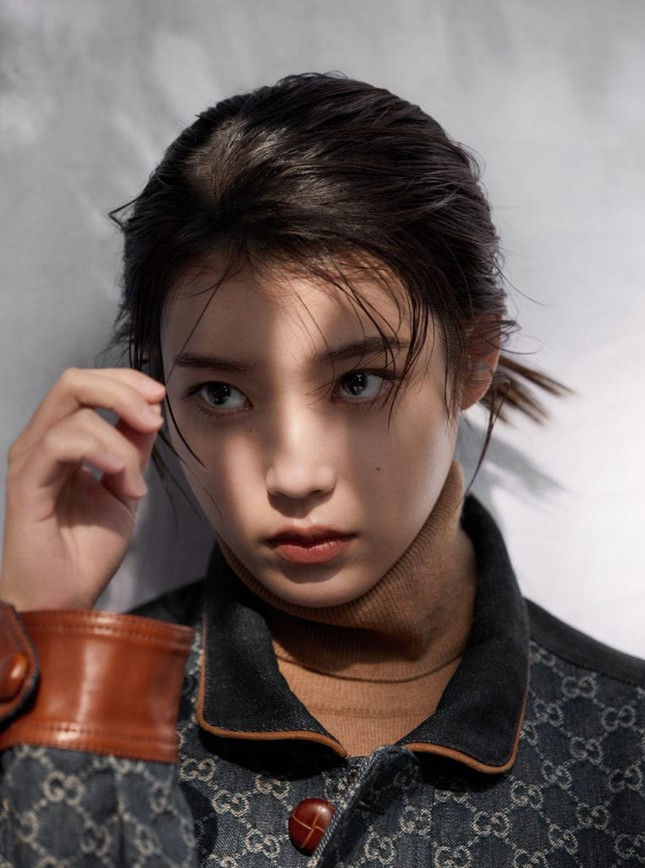 IU diện trang phục lịch lãm như một quý ông trên ấn phẩm GQ Man Of The Year ảnh 2