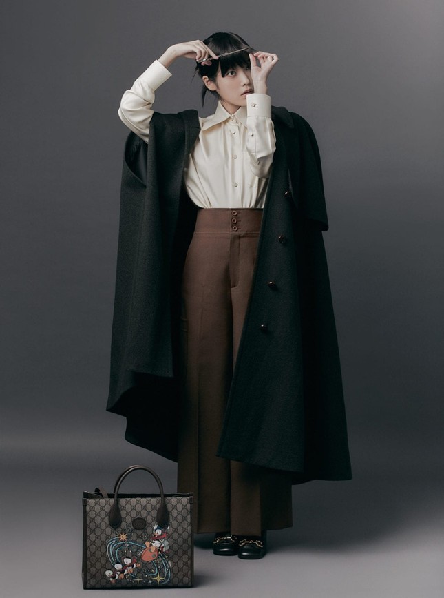 IU diện trang phục lịch lãm như một quý ông trên ấn phẩm GQ Man Of The Year ảnh 6