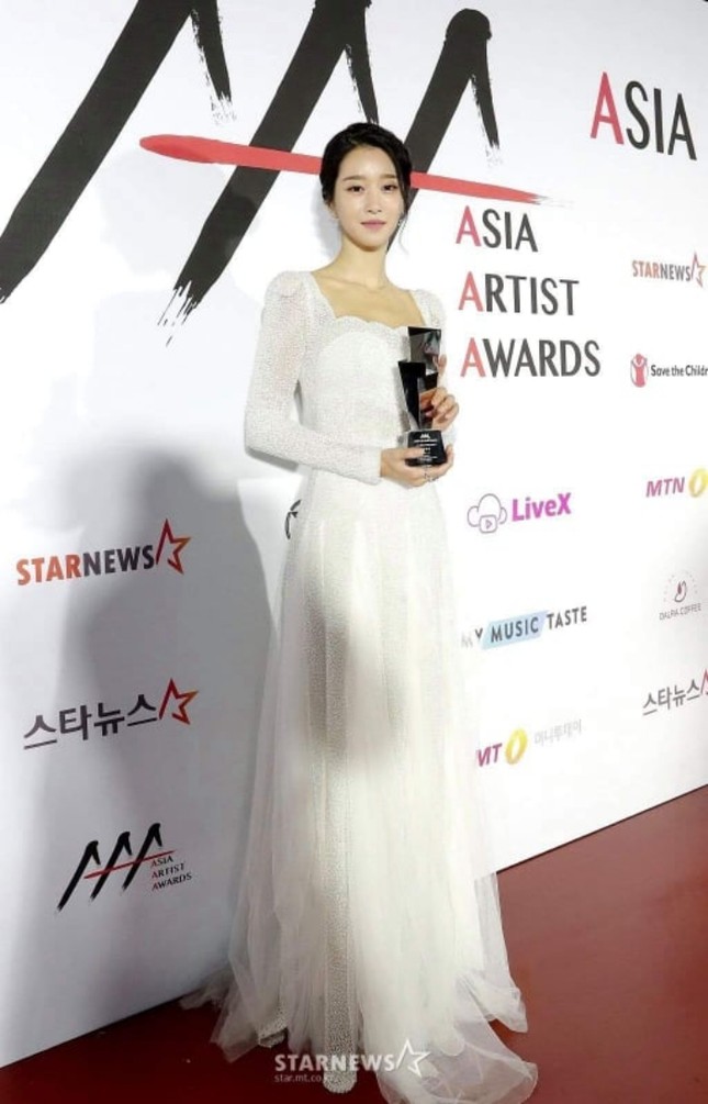 Xuất hiện trên thảm đỏ AAA 2020 với mẫu váy phong cách cô dâu, Seo Ye Ji bị chê nhạt nhòa ảnh 4