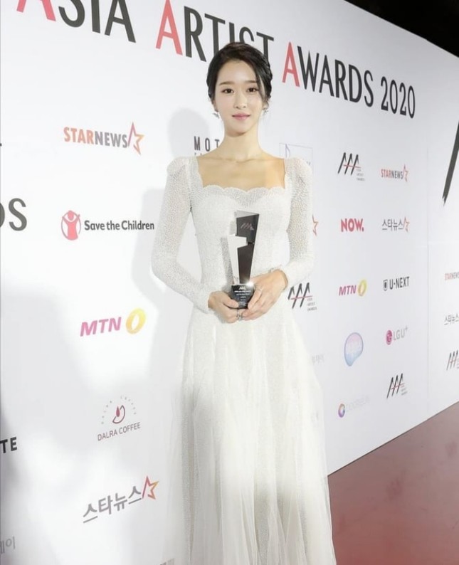 Xuất hiện trên thảm đỏ AAA 2020 với mẫu váy phong cách cô dâu, Seo Ye Ji bị chê nhạt nhòa ảnh 3