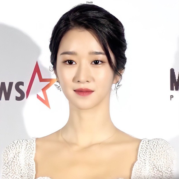Xuất hiện trên thảm đỏ AAA 2020 với mẫu váy phong cách cô dâu, Seo Ye Ji bị chê nhạt nhòa ảnh 5