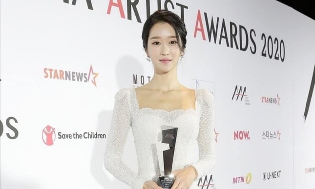 Xuất hiện trên thảm đỏ AAA 2020 với mẫu váy phong cách cô dâu, Seo Ye Ji bị chê nhạt nhòa ảnh 6