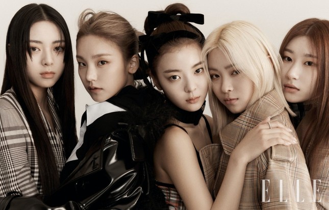 Màn mix đồ tạp chí gây thất vọng nhất trong năm được netizen Hàn trao cho stylist của ITZY ảnh 3